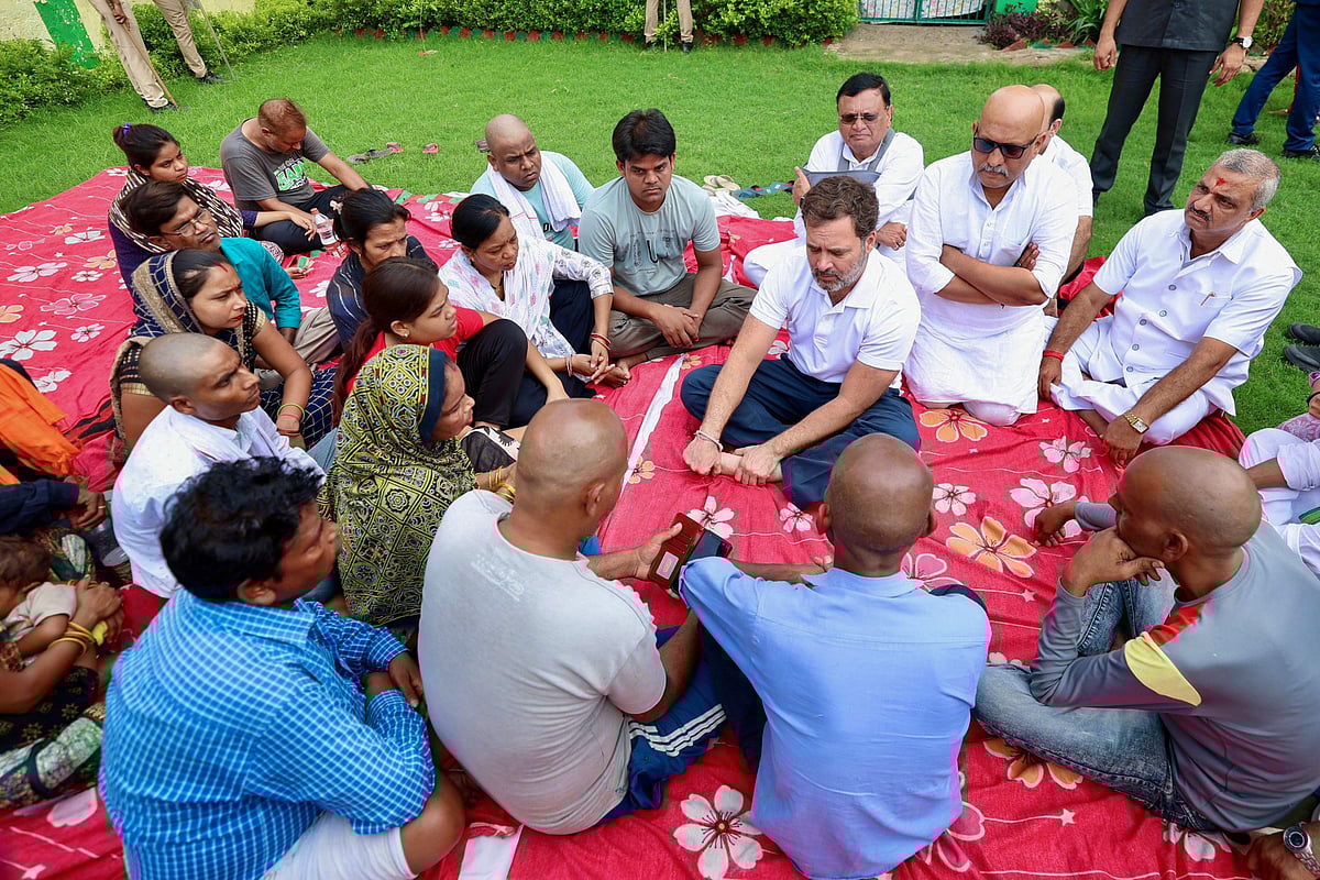 மக்களவை எதிர்க்கட்சித் தலைவரான ராகுல் காந்தி, ஹத்ராஸ் நெரிசல் சம்பவத்தில் பாதிக்கப்பட்டவர்களின் குடும்ப உறுப்பினர்களை நேரில் சந்தித்து ஆறுதல் தெரிவித்தார்.